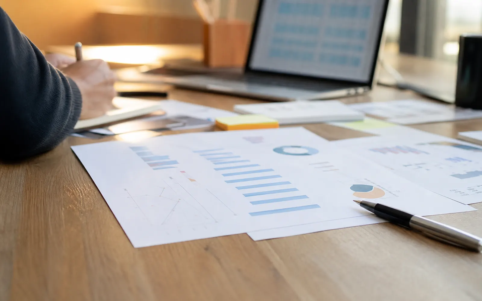 Rapport imprimé avec des graphiques flous, stylo posé à côté